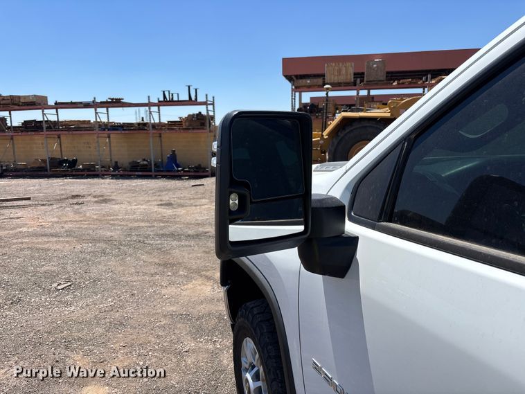 image for item ER7598 2022 Chevrolet Silverado 2500HD Crew Cab pickup truck