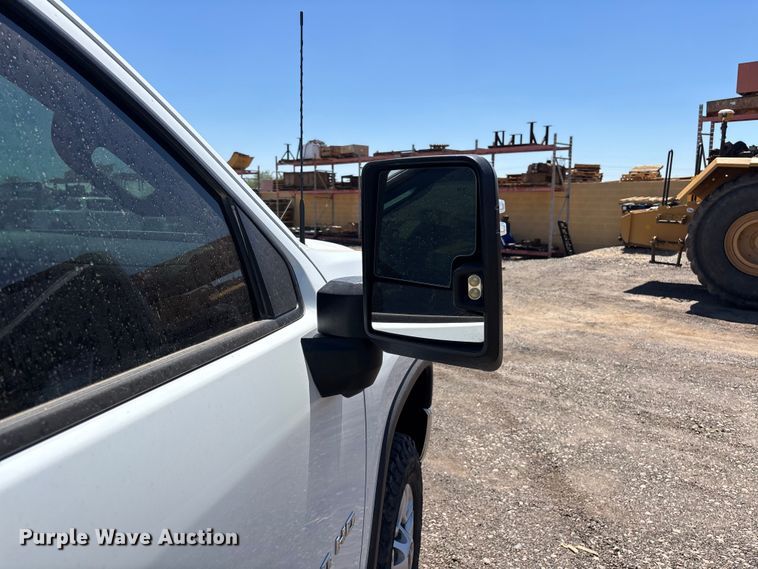image for item ER7598 2022 Chevrolet Silverado 2500HD Crew Cab pickup truck