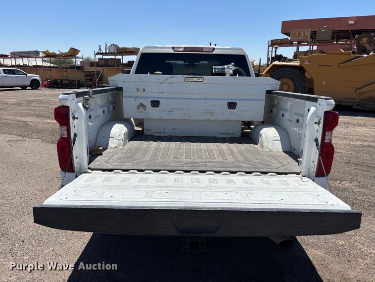 image for item ER7598 2022 Chevrolet Silverado 2500HD Crew Cab pickup truck