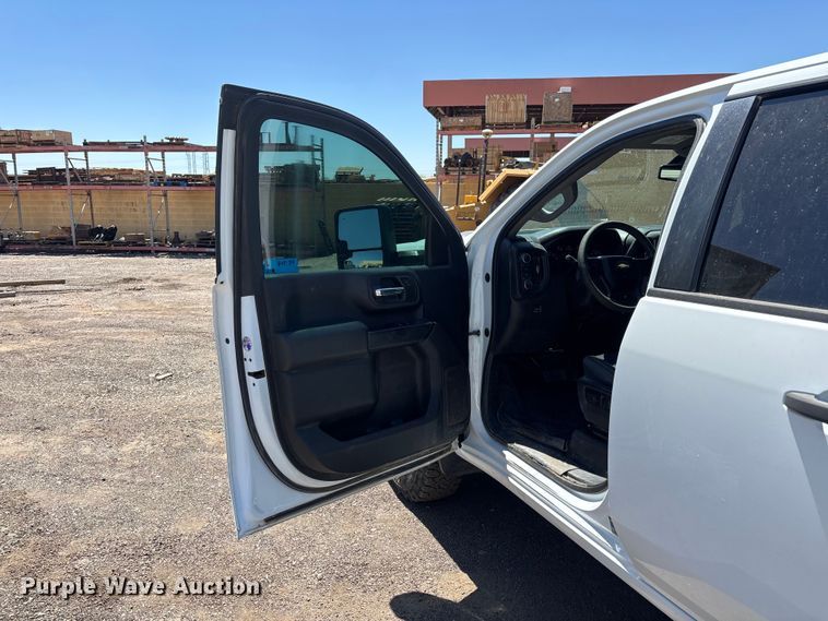 image for item ER7598 2022 Chevrolet Silverado 2500HD Crew Cab pickup truck