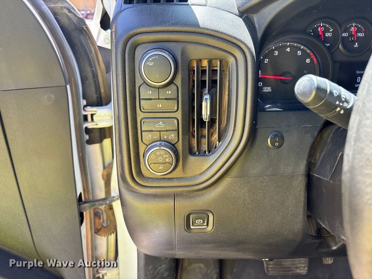 image for item ER7598 2022 Chevrolet Silverado 2500HD Crew Cab pickup truck