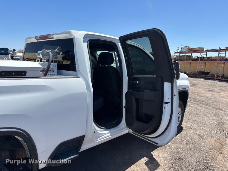 image for item ER7598 2022 Chevrolet Silverado 2500HD Crew Cab pickup truck