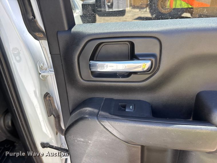 image for item ER7598 2022 Chevrolet Silverado 2500HD Crew Cab pickup truck