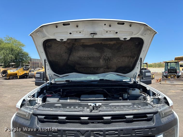 image for item ER7598 2022 Chevrolet Silverado 2500HD Crew Cab pickup truck