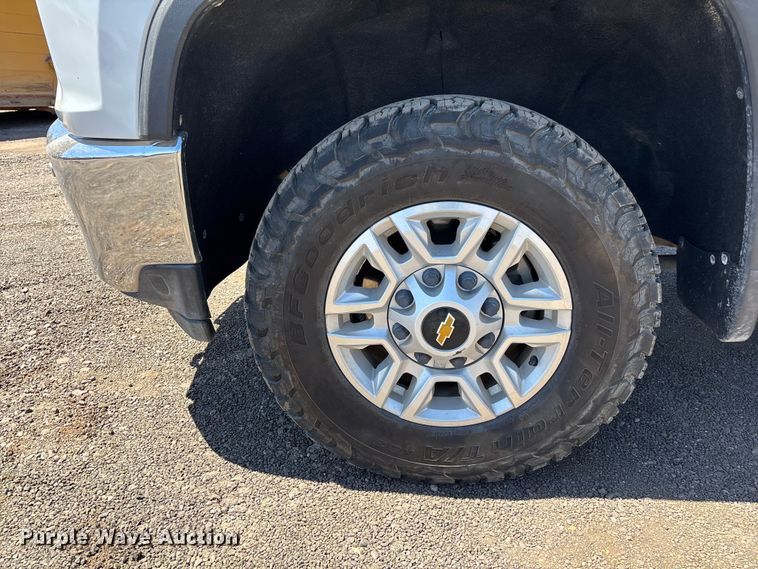 image for item ER7598 2022 Chevrolet Silverado 2500HD Crew Cab pickup truck