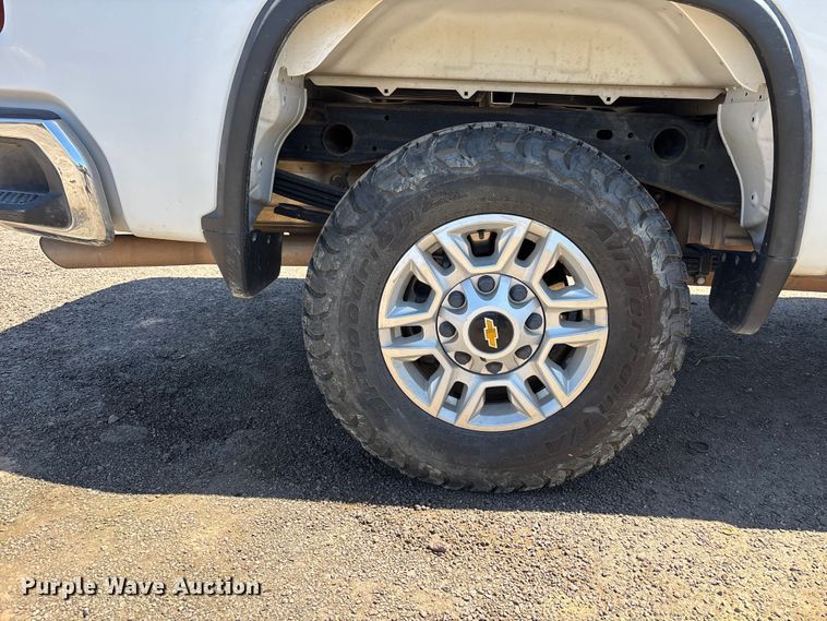 image for item ER7598 2022 Chevrolet Silverado 2500HD Crew Cab pickup truck