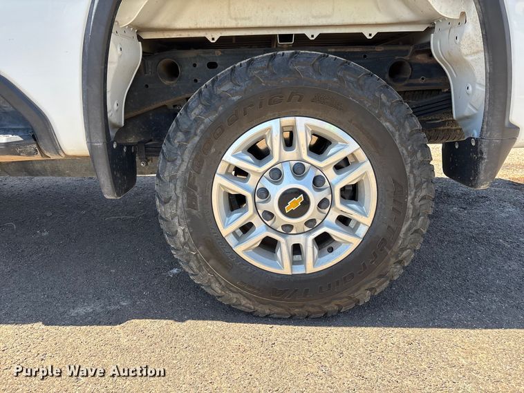 image for item ER7598 2022 Chevrolet Silverado 2500HD Crew Cab pickup truck