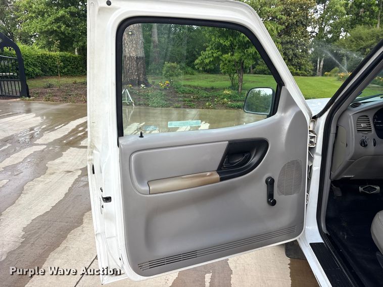 image for item ET2095 1998 Ford Ranger utility bed pickup truck