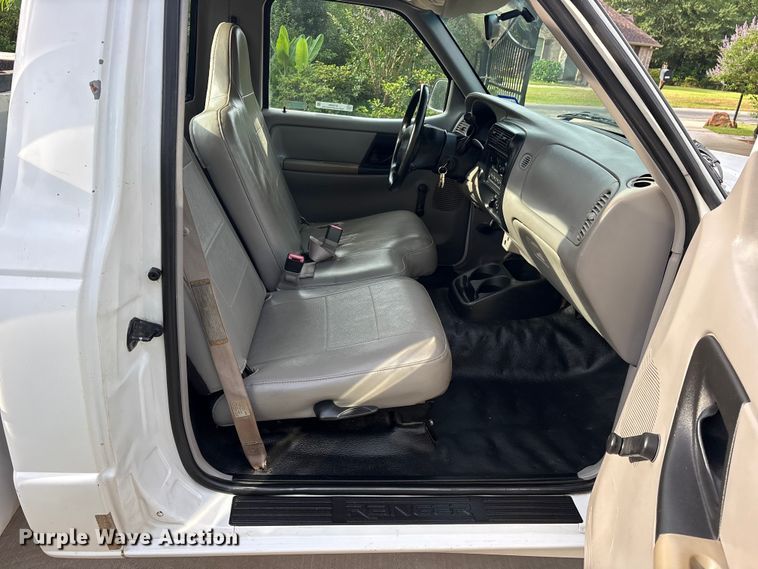image for item ET2095 1998 Ford Ranger utility bed pickup truck
