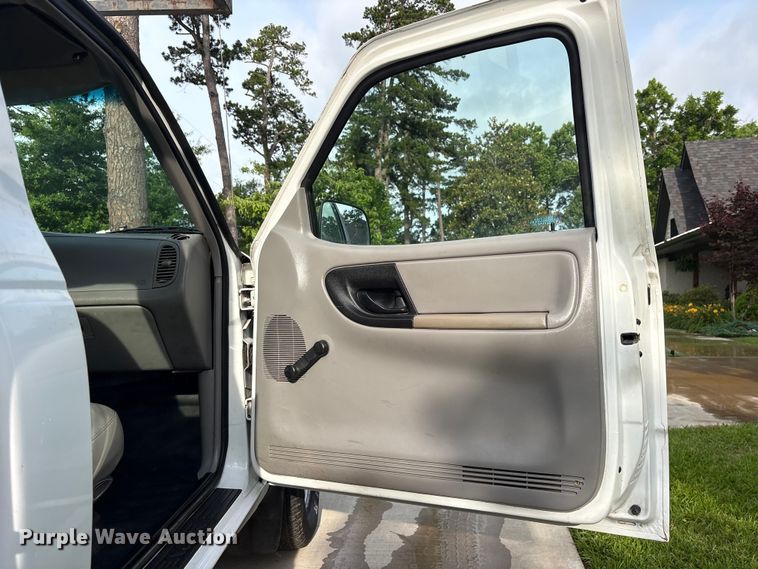 image for item ET2095 1998 Ford Ranger utility bed pickup truck