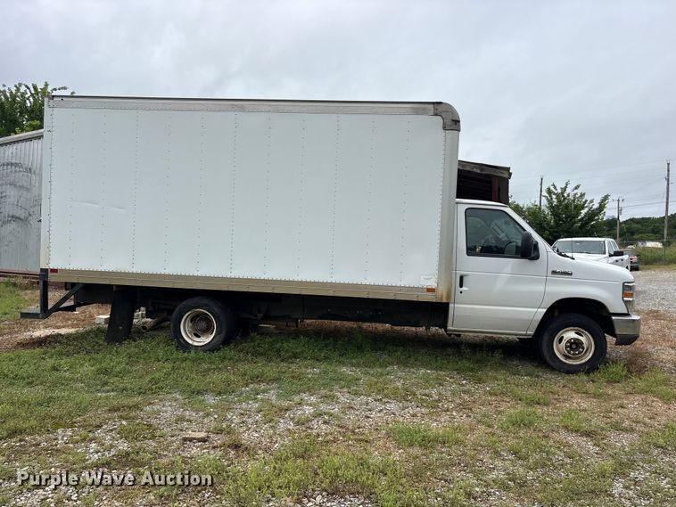 image for item ET2112 2017 Ford E450 Super Duty box truck