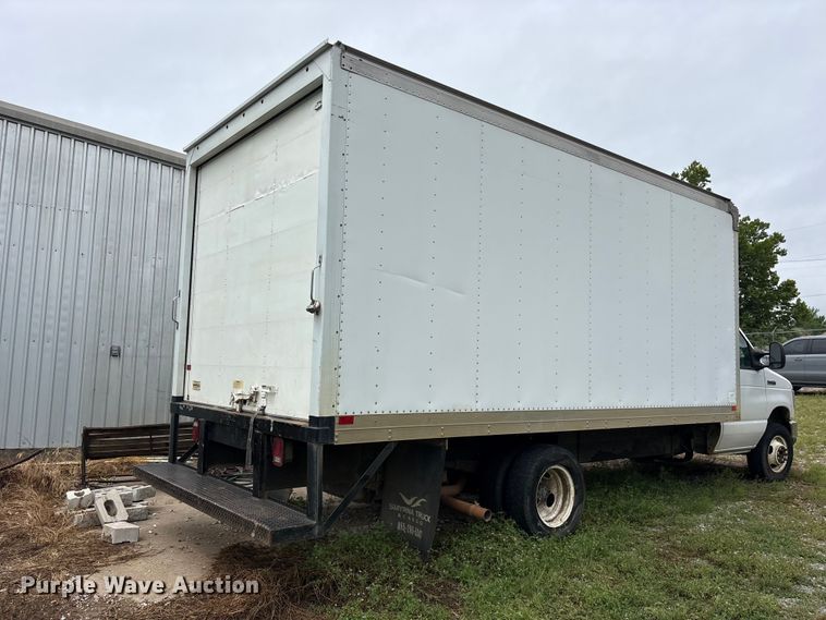 image for item ET2112 2017 Ford E450 Super Duty box truck