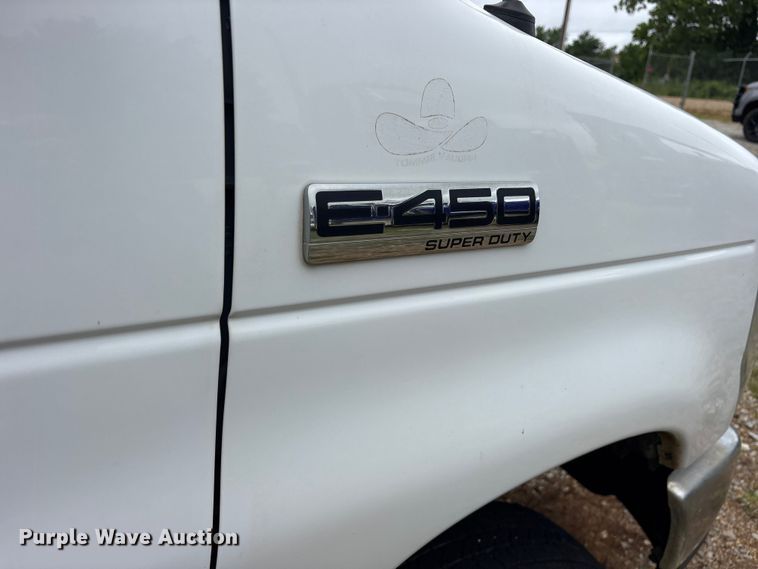 image for item ET2112 2017 Ford E450 Super Duty box truck