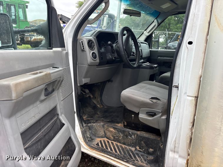 image for item ET2112 2017 Ford E450 Super Duty box truck