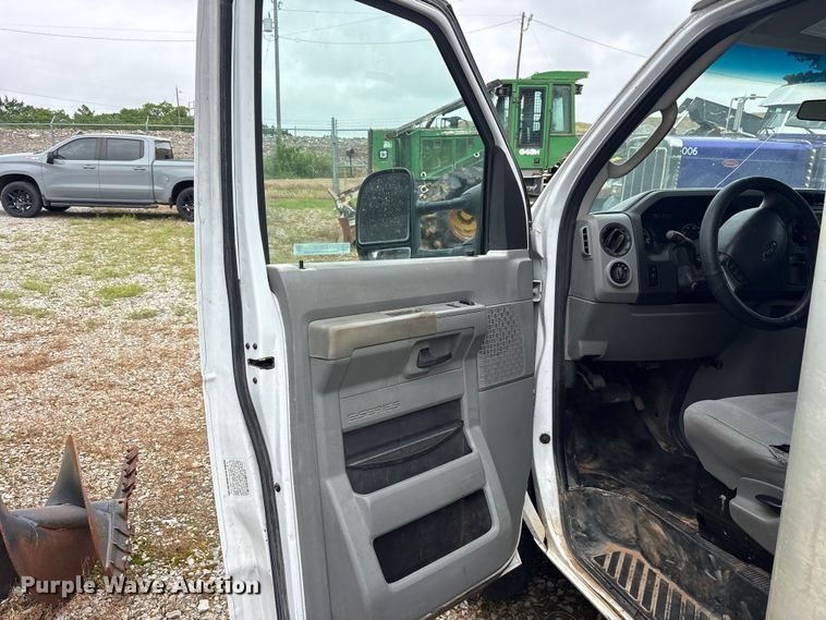 image for item ET2112 2017 Ford E450 Super Duty box truck