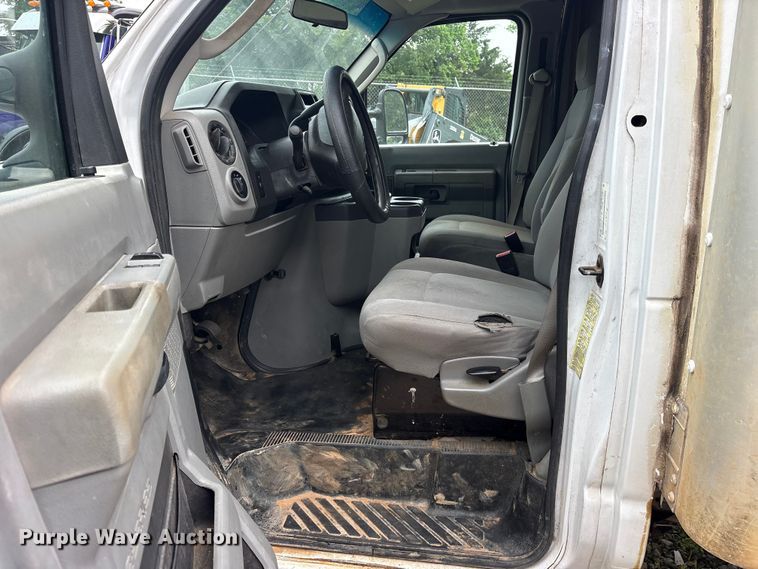 image for item ET2112 2017 Ford E450 Super Duty box truck
