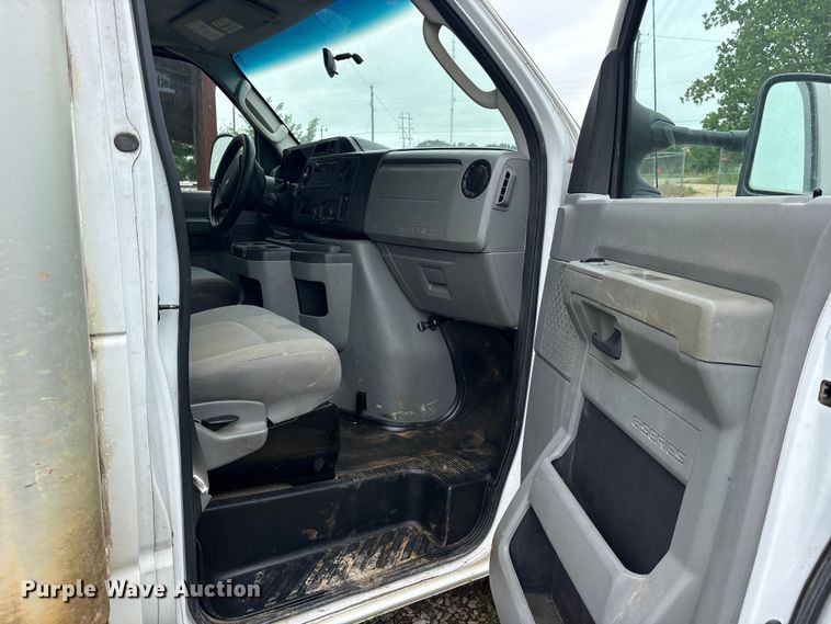 image for item ET2112 2017 Ford E450 Super Duty box truck