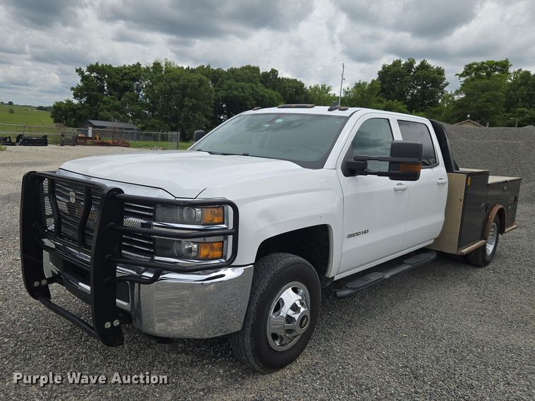 image for item ET5034 2015 Chevrolet Silverado 3500HD Crew Cab flatbed pickup truck