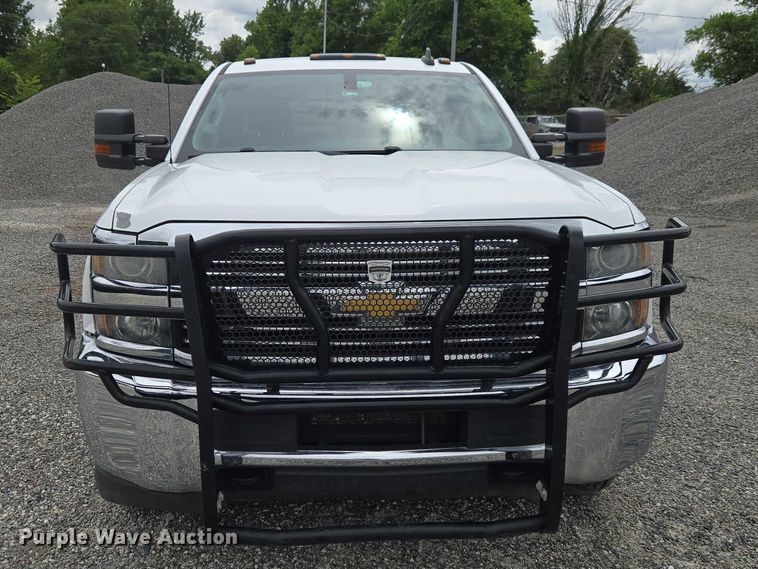 image for item ET5034 2015 Chevrolet Silverado 3500HD Crew Cab flatbed pickup truck