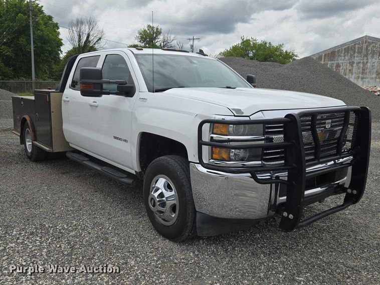 image for item ET5034 2015 Chevrolet Silverado 3500HD Crew Cab flatbed pickup truck