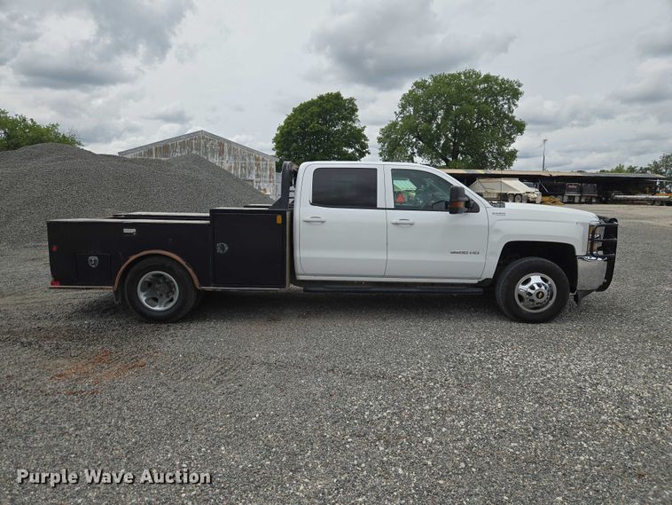 image for item ET5034 2015 Chevrolet Silverado 3500HD Crew Cab flatbed pickup truck