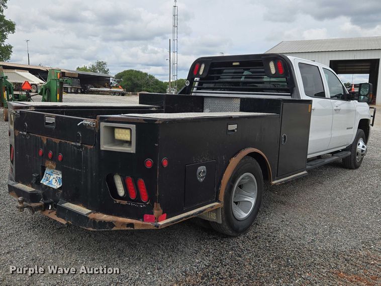 image for item ET5034 2015 Chevrolet Silverado 3500HD Crew Cab flatbed pickup truck
