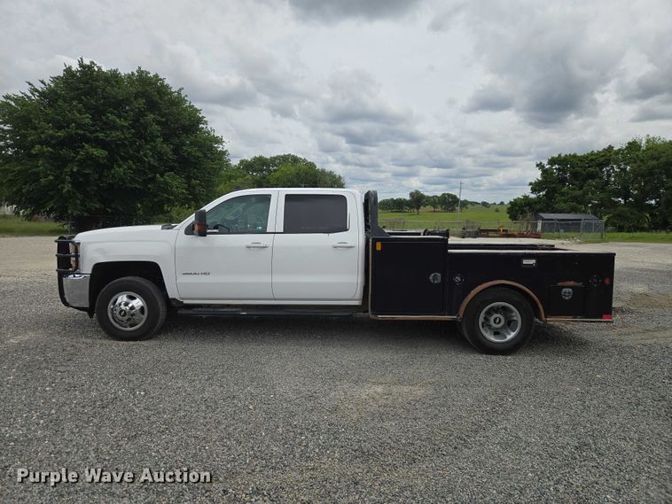 image for item ET5034 2015 Chevrolet Silverado 3500HD Crew Cab flatbed pickup truck