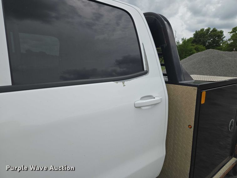 image for item ET5034 2015 Chevrolet Silverado 3500HD Crew Cab flatbed pickup truck