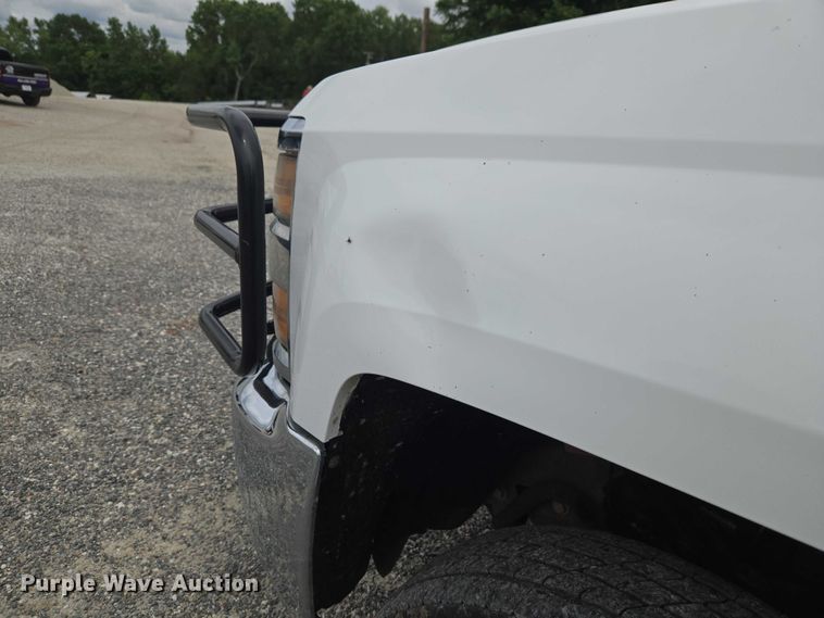 image for item ET5034 2015 Chevrolet Silverado 3500HD Crew Cab flatbed pickup truck