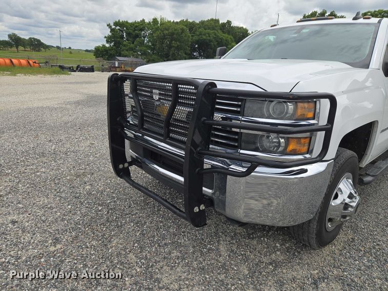 image for item ET5034 2015 Chevrolet Silverado 3500HD Crew Cab flatbed pickup truck