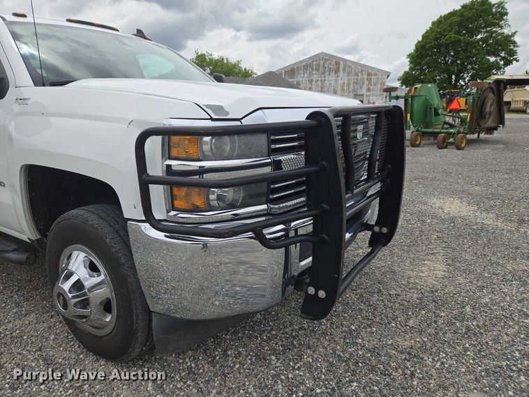image for item ET5034 2015 Chevrolet Silverado 3500HD Crew Cab flatbed pickup truck