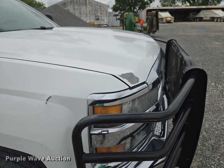 image for item ET5034 2015 Chevrolet Silverado 3500HD Crew Cab flatbed pickup truck