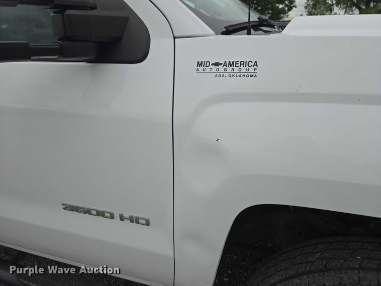 image for item ET5034 2015 Chevrolet Silverado 3500HD Crew Cab flatbed pickup truck