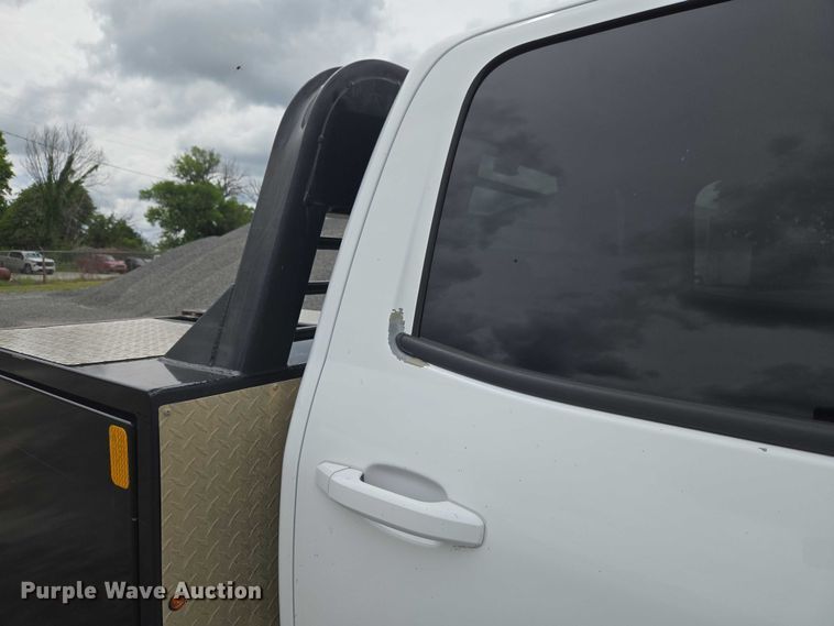 image for item ET5034 2015 Chevrolet Silverado 3500HD Crew Cab flatbed pickup truck
