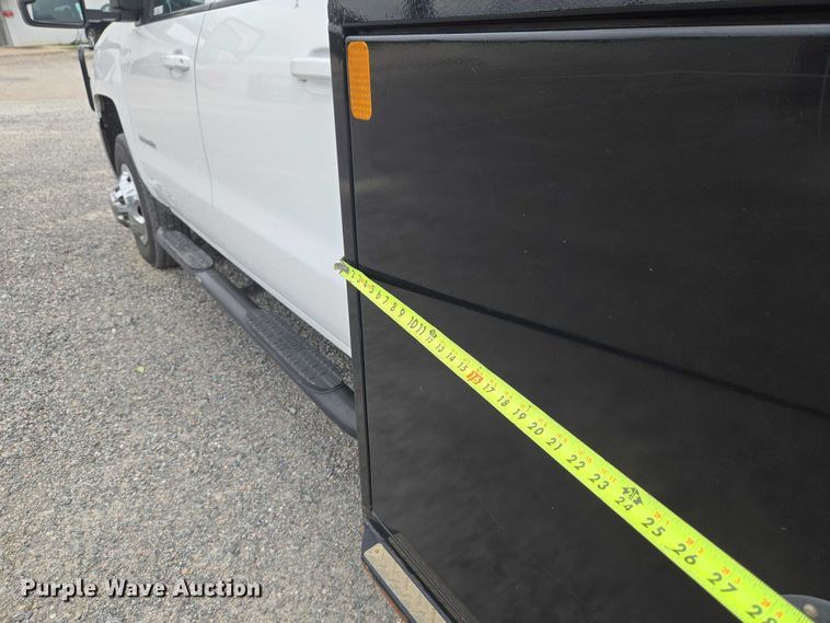 image for item ET5034 2015 Chevrolet Silverado 3500HD Crew Cab flatbed pickup truck