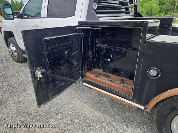 image for item ET5034 2015 Chevrolet Silverado 3500HD Crew Cab flatbed pickup truck