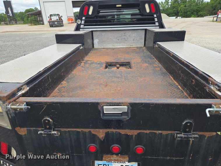 image for item ET5034 2015 Chevrolet Silverado 3500HD Crew Cab flatbed pickup truck