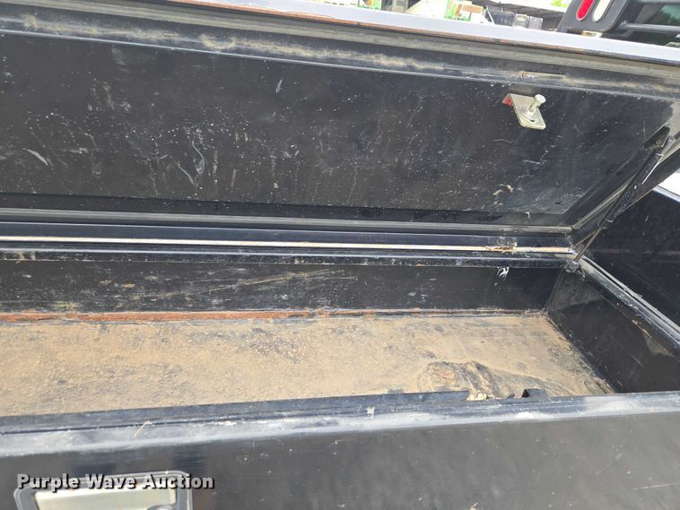 image for item ET5034 2015 Chevrolet Silverado 3500HD Crew Cab flatbed pickup truck