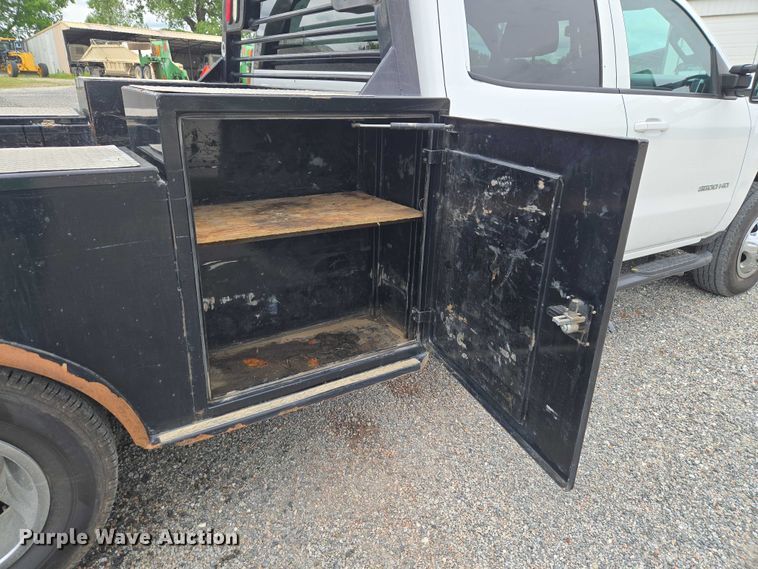 image for item ET5034 2015 Chevrolet Silverado 3500HD Crew Cab flatbed pickup truck