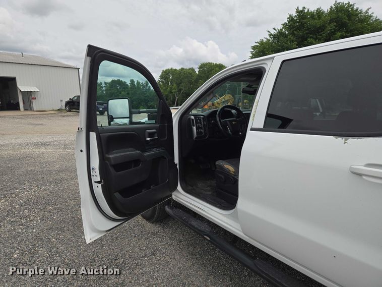 image for item ET5034 2015 Chevrolet Silverado 3500HD Crew Cab flatbed pickup truck
