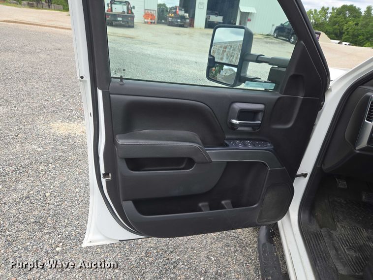 image for item ET5034 2015 Chevrolet Silverado 3500HD Crew Cab flatbed pickup truck