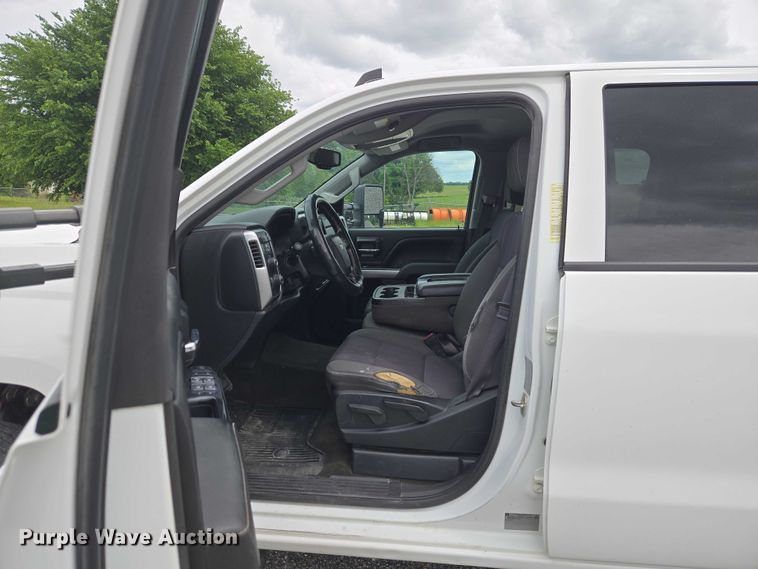 image for item ET5034 2015 Chevrolet Silverado 3500HD Crew Cab flatbed pickup truck