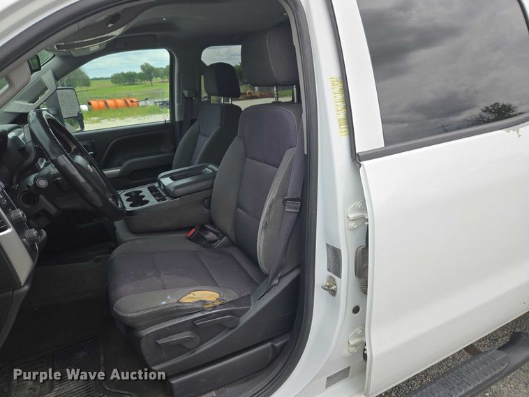 image for item ET5034 2015 Chevrolet Silverado 3500HD Crew Cab flatbed pickup truck