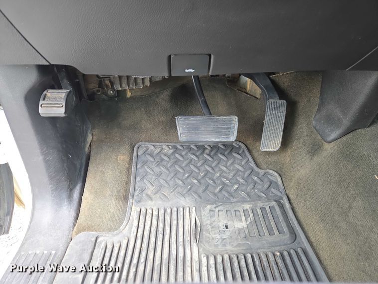 image for item ET5034 2015 Chevrolet Silverado 3500HD Crew Cab flatbed pickup truck