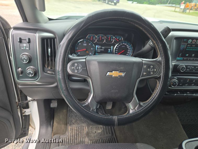 image for item ET5034 2015 Chevrolet Silverado 3500HD Crew Cab flatbed pickup truck