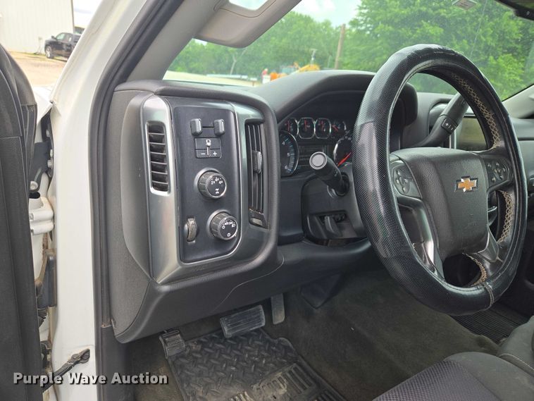 image for item ET5034 2015 Chevrolet Silverado 3500HD Crew Cab flatbed pickup truck