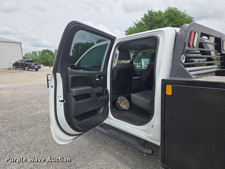 image for item ET5034 2015 Chevrolet Silverado 3500HD Crew Cab flatbed pickup truck