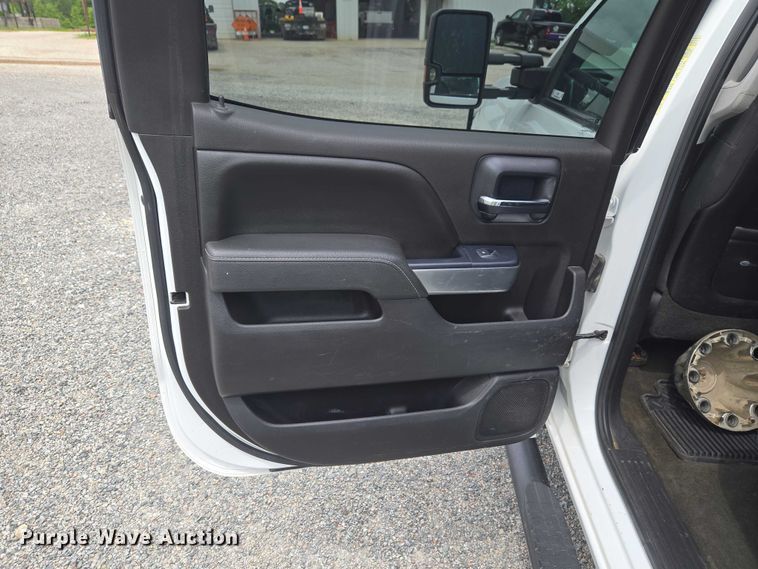 image for item ET5034 2015 Chevrolet Silverado 3500HD Crew Cab flatbed pickup truck