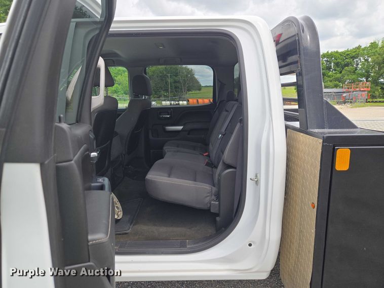image for item ET5034 2015 Chevrolet Silverado 3500HD Crew Cab flatbed pickup truck