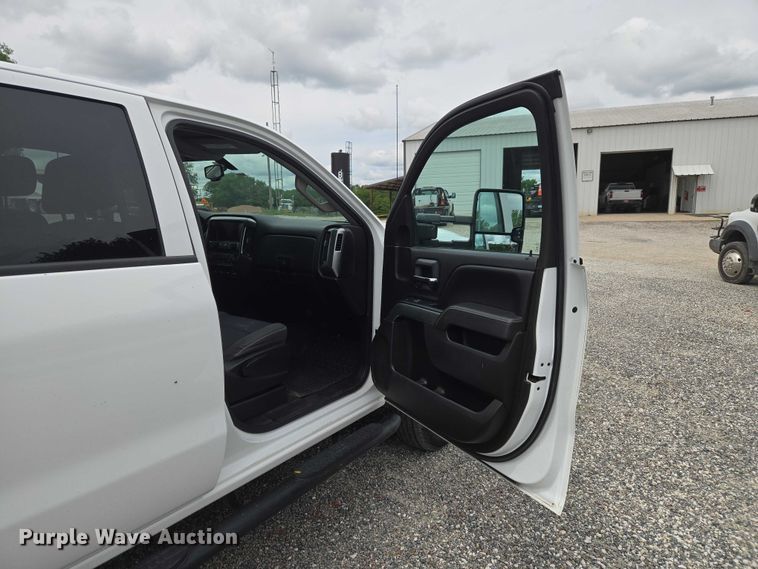 image for item ET5034 2015 Chevrolet Silverado 3500HD Crew Cab flatbed pickup truck